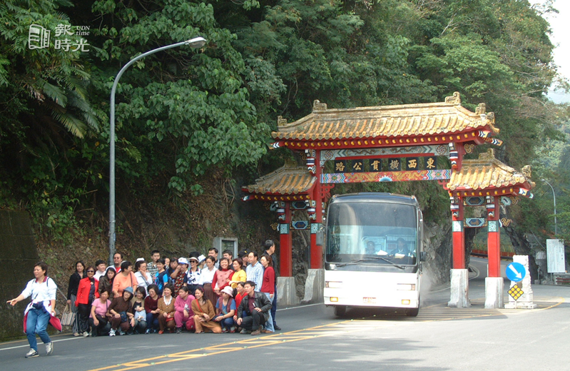 遊客在站在花蓮縣秀林鄉太魯閣牌樓前的馬路上照相，還要顧及蘇花公路上的車輛，險象環生。聯合報系資料照（2002/11/27 趙容萱攝影）