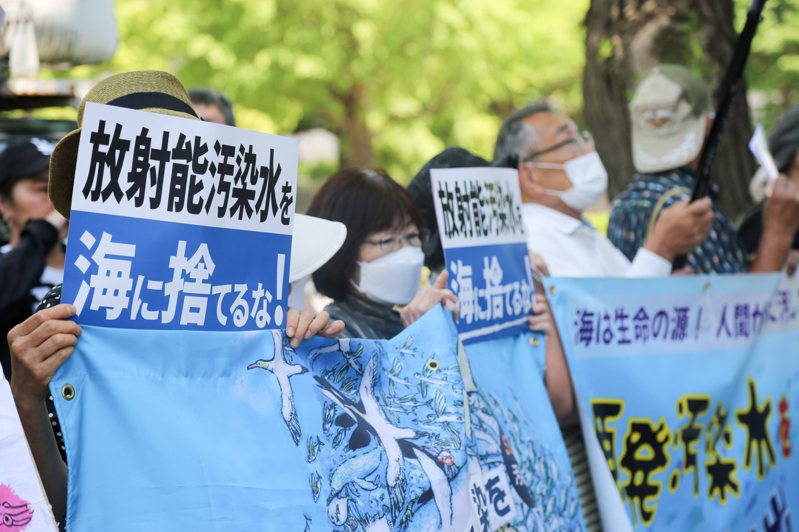 環時獨家揭露日核汙染水排海方案漏洞百出。圖為日本民眾早前集會反對福島核汙染水排海計畫。（中新社）