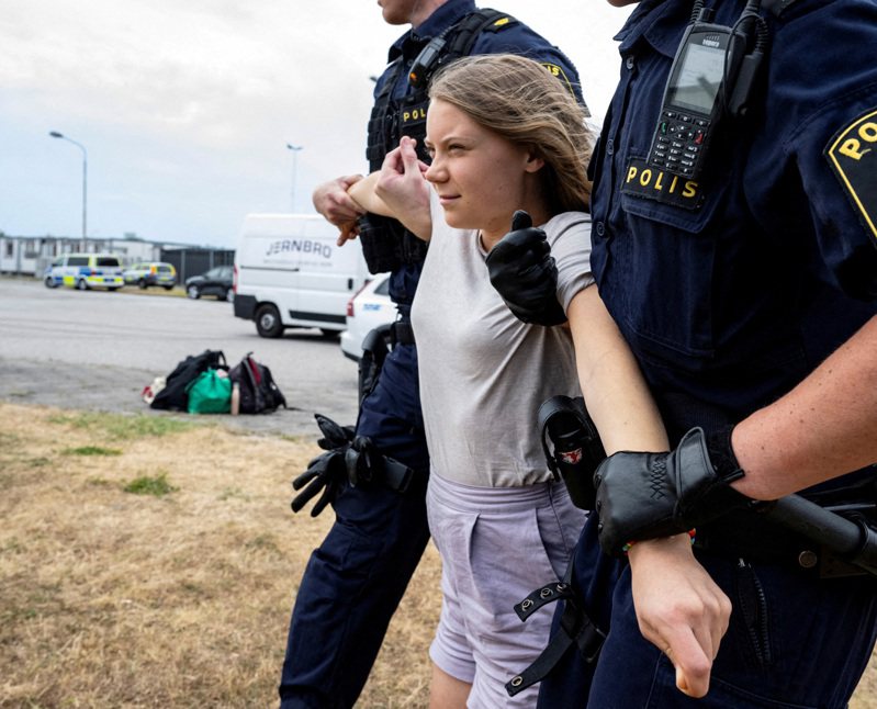 瑞典环保少女童贝里(Greta Thunberg)6月中在瑞典的石油运输港参加抗议，结果导致港口交通中断，于6日遭瑞典检方依「不服从执法」起诉，恐面临罚款或最高6个月监禁。路透(photo:UDN)