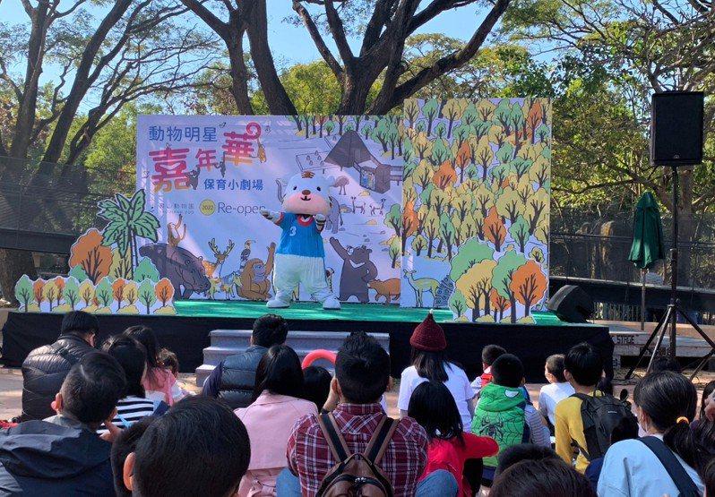 壽山動物園開放全國12歲以下學童免費入園，帶動參觀人潮較上月同期成長27%。圖／高市府觀光局提供
