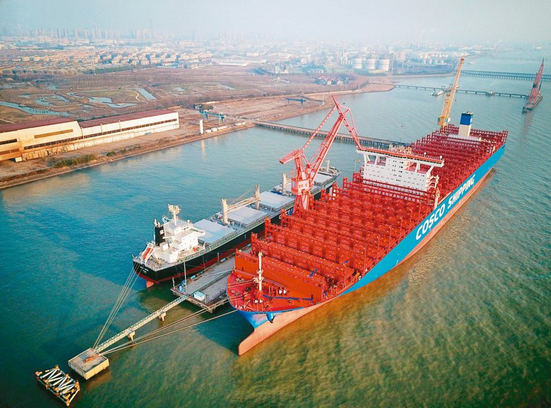 大陸六月新獲造船訂單遠超韓國。圖為江蘇南通中遠川崎船舶公司新建貨櫃船。