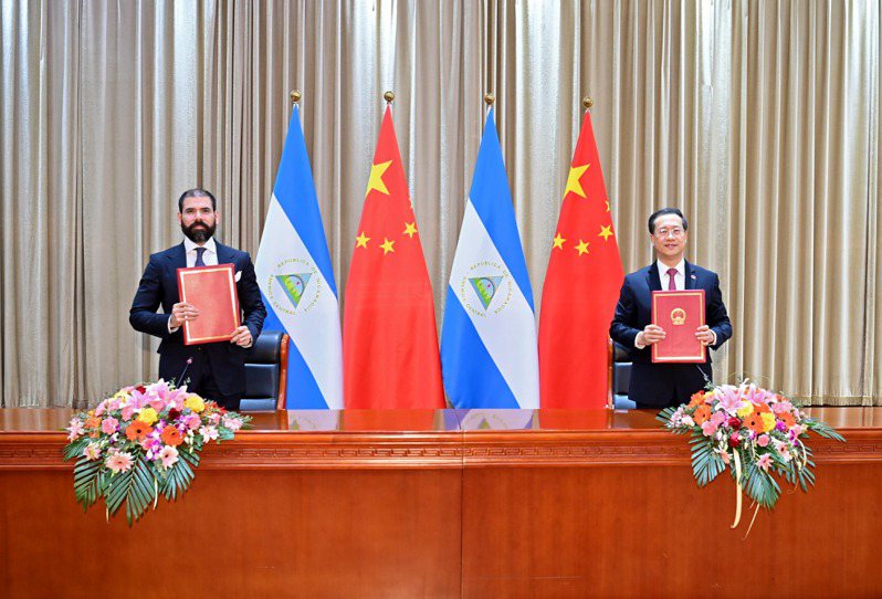尼加拉瓜外長孟卡達近日表示，期待與中國在共建「一帶一路」方面開展更多合作。圖為2021年中國大陸與尼加拉瓜雙邊代表在天津簽署恢復外交關係聯合公報。（新華社）