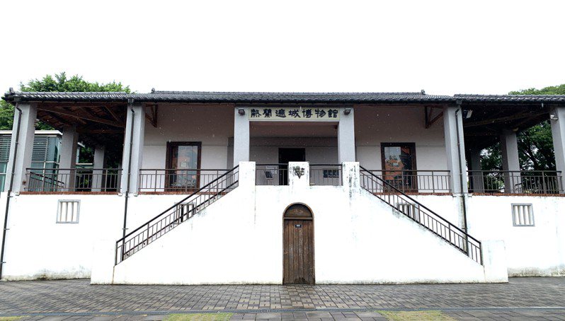台南市文化局整修熱蘭遮城博物館，清理牌匾時發現「台南市安平區公所」門額，隱藏15年後重見天日，勾起在地無限回憶。圖／文化局提供