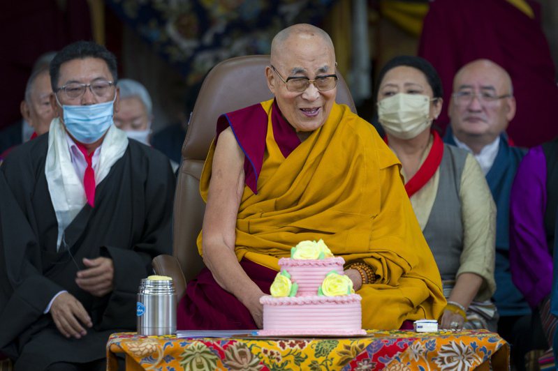 西藏精神領袖達賴喇嘛日前向媒體表示，中國正在發生變化，為了解決西藏問題，中國方面透過正式或非正式管道表達願意與他接觸。圖為達賴喇嘛6日在西藏流亡政府所在地印度達蘭薩拉渡過88歲生日。美聯社