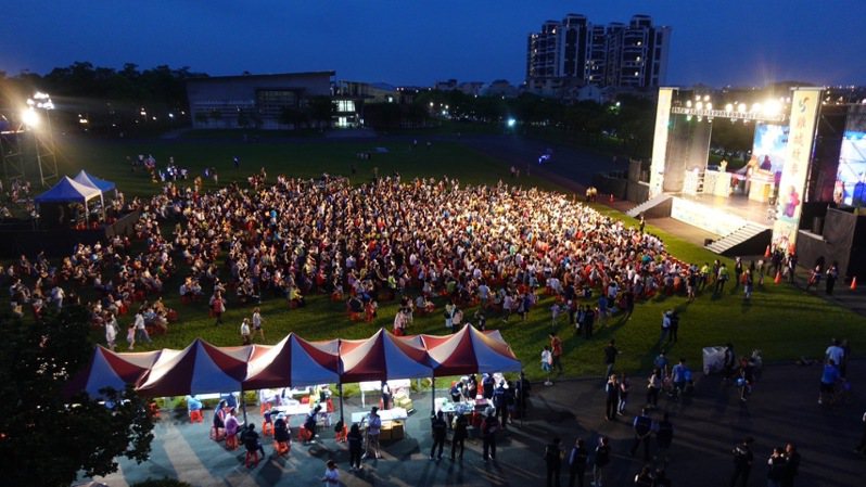 紙風車劇團昨晚在宜蘭運動公園演出，觀眾幾乎把會場擠滿。圖／市公所提供