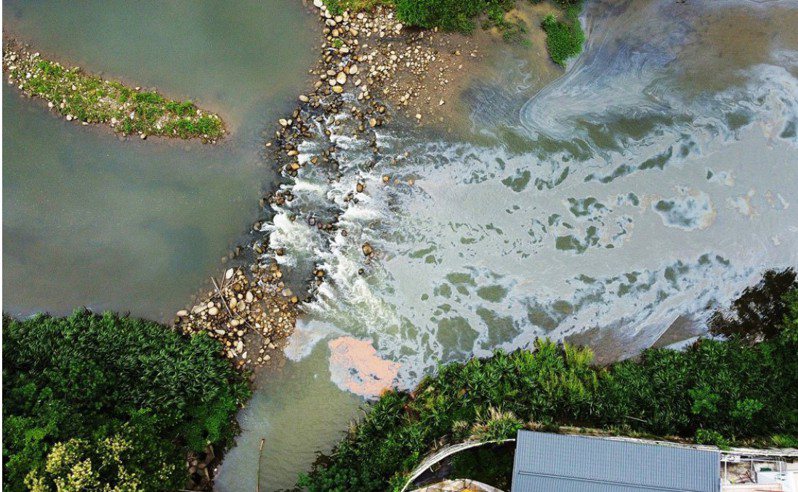 新竹縣關西鎮鳳山溪遭有毒廢液汙染，空拍畫面可見河面滿布汙染物，不斷向下游流去。圖／關西鎮環境守護協會提供