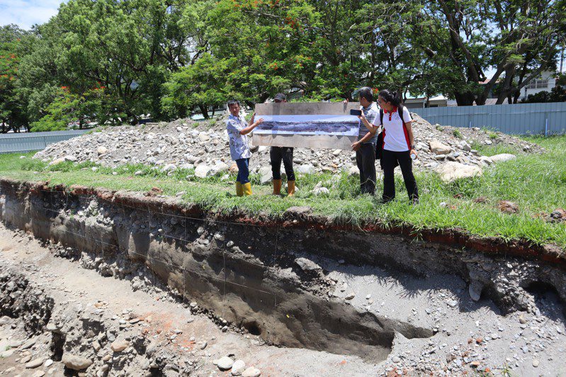 台大地質系助理教授王昱（左）地下地層中發現玉里斷層左移特性的證據。(圖／中央社)