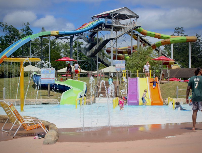 圖為美國喬治亞州（Georgia）溫尼佩索卡湖遊樂園（Lake Winnepesaukah Amusement Park，暫譯）水上遊樂設施宣傳照。（Twitter）