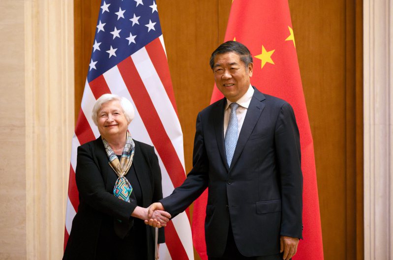 中國國務院副總理何立峰（右）會見到訪的美國財長葉倫（左）。美聯社
