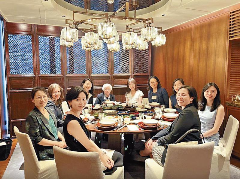 9位大陸女經濟學者8日與美國財長葉倫聚餐，遭大陸網友批「反賊」。（推特照片）