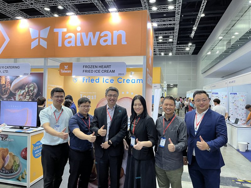 2023馬來西亞國際連鎖加盟展7月7日至9日於吉隆坡國際會展中心展出，駐馬來西亞代表處經濟組長章遠智現身為台灣館業者加油打氣。外貿協會提供