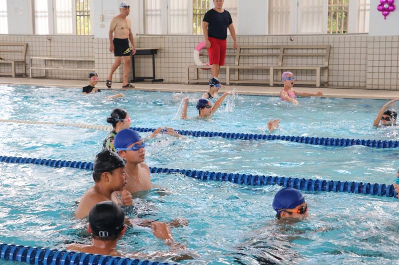 嘉義縣大林國中今起開放游泳池，供大林鎮民免費游泳。圖／大林鎮公所提供
