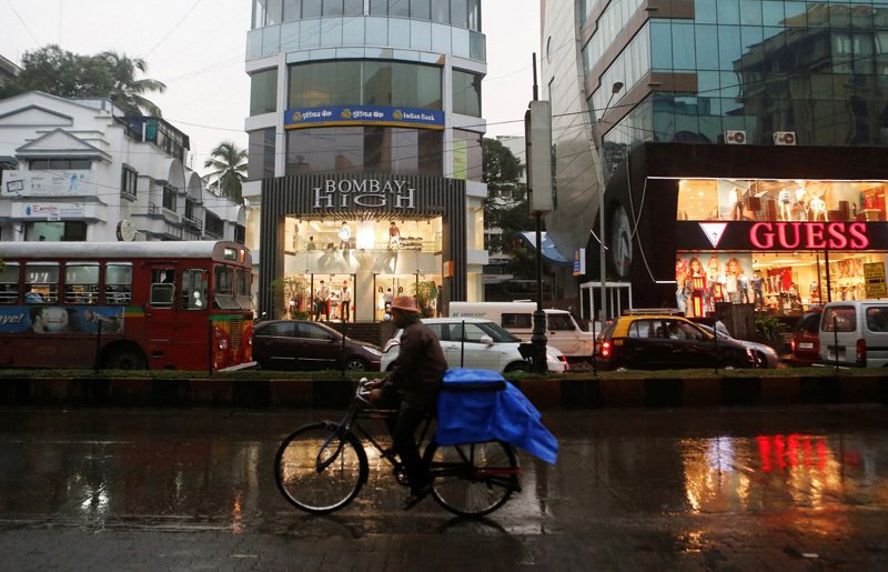 印度孟買街景資料照，圖中人物非新聞當事人。路透