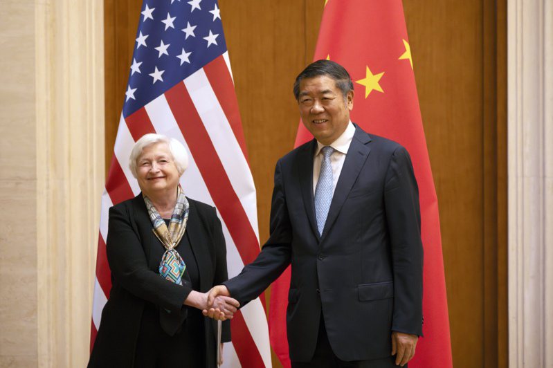 美國財政部長葉倫（左）和大陸副總理何立峰（右）7月在北京的會晤雖未談出突破性進展，但光是美中恢復對話就已達成她的目標。美聯社