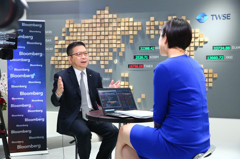 臺灣證券交易所董事長林修銘（左）接受彭博電視直播專訪，暢談臺灣資本市場下半年展望。   證交所/提供