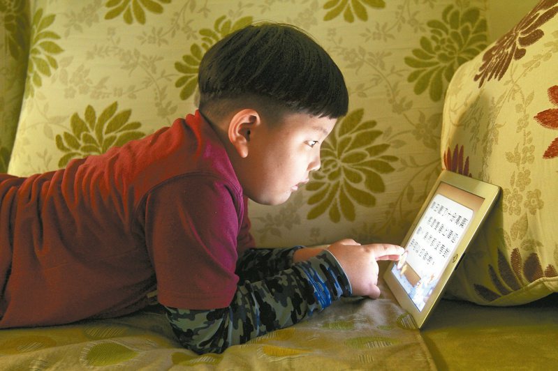 圖為小朋友玩3C平板示意圖，非新聞當事人。記者陳柏亨攝影/報系資料照