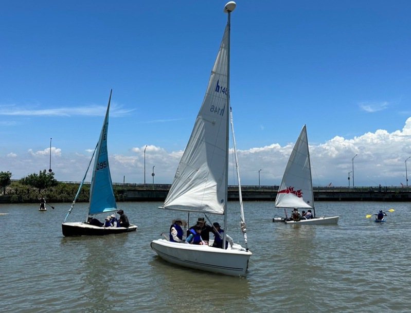 新竹市體育會帆船委員會今年暑假在南寮舊漁港推出3天帆船體驗營，吸引不少民眾報名體驗。圖／新竹市體育會帆船委員會提供
