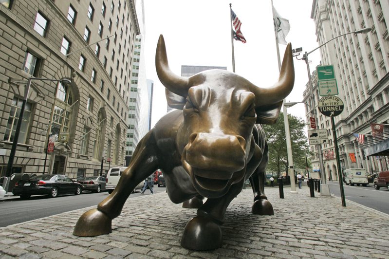 紐約市金融區的銅牛雕像，象徵「牛市」。美聯社