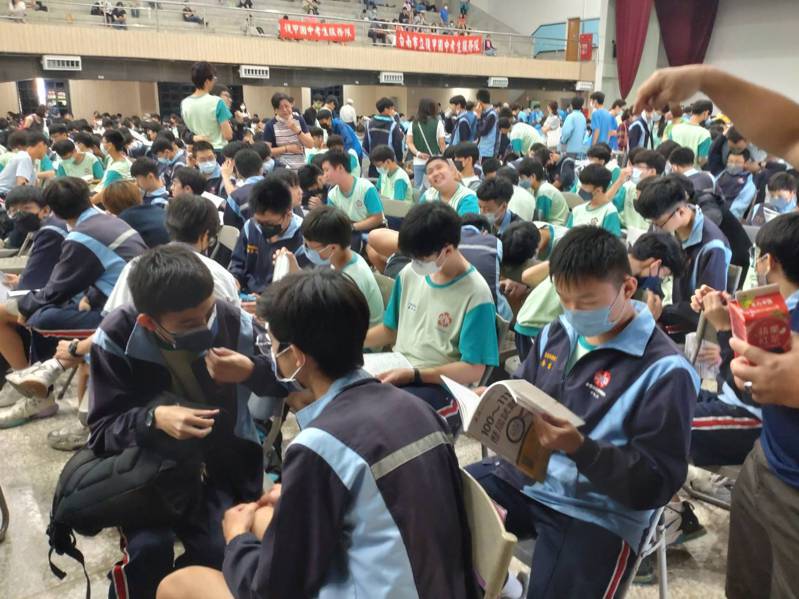 台南高中免試入學分發今天放榜，錄取率98.8%。記者鄭惠仁／攝影