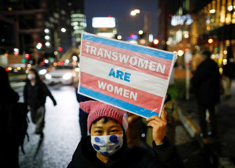 示威者2021年在東京舉牌要求性別平權，反對性別歧視。路透