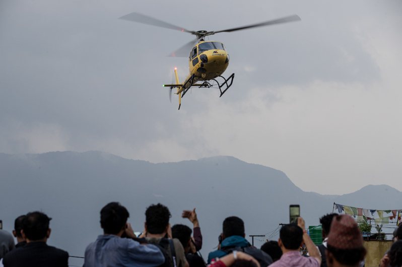 尼泊爾馬南航空（Manang Air）一架載有外國觀光客的直升機墜毀在聖母峰附近，機上5名墨西哥籍觀光客和1名尼泊爾籍駕駛悉數罹難。歐新社