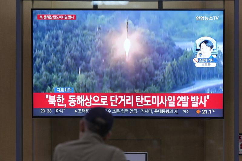 南韓軍方今天表示，北韓稍早向東海（日本海）發射一枚不明彈道飛彈，目前正在分析飛彈數據。圖為北韓6月15日於平壤順安發射兩枚短程彈道飛彈（SRBM）。美聯社