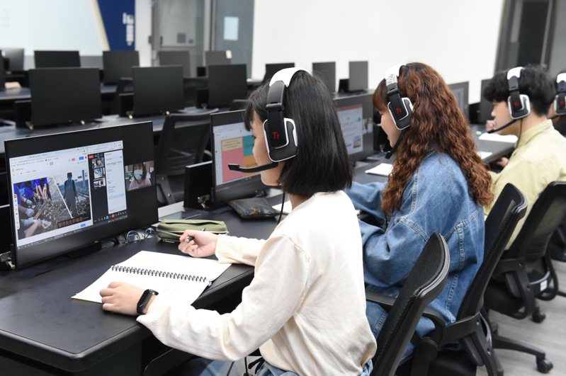 靜宜大學執行教育部「數位學伴計畫」邁入第5年，串聯起823位大學生與9所偏鄉學校，超過528名學童的學習網絡，致力提升他們的學習成效。圖／靜宜大學提供