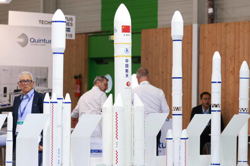 為實現2030年前載人登陸月，中國大陸正在研製長征十號運載火箭及新一代載人太空船等裝備。圖為在今年6月舉行的巴黎航展上，中國航天科技集團有限公司展出的長征系列運載火箭。（新華社）