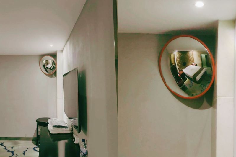 有大陸網友入住當地一間飯店時，發現天花板角落有反射鏡。圖／擷自小紅書