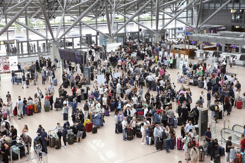 德國漢堡機場指出，因氣候抗議活動造成航班起降一度全面停擺。美聯社