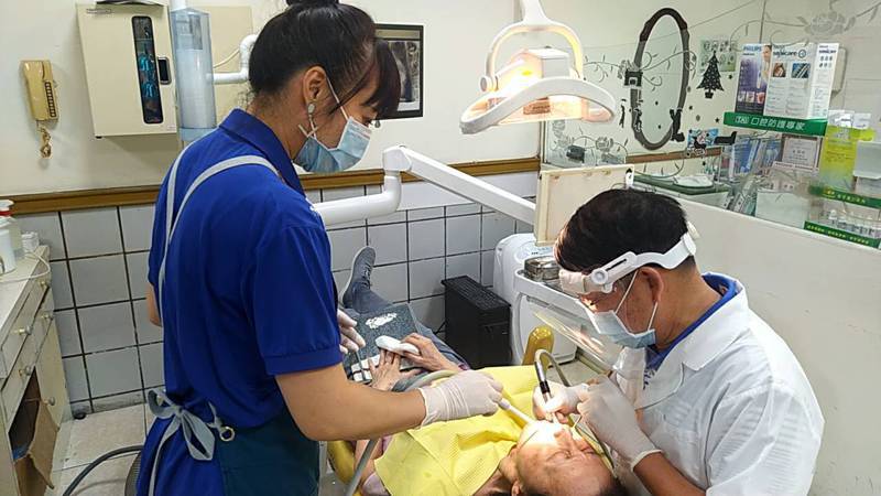 屏東縣政府關心長者牙口健康，裝置假牙補助下半年加碼1000萬元。圖／屏東縣府衛生局提供
