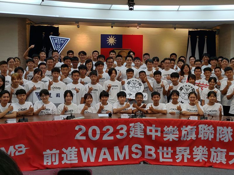 台北市長蔣萬安今特別為即將出發的同學們授旗勉勵，蔣也當場向學弟們喊話「學弟不要怕，學長在這裡」。記者林麗玉／攝影