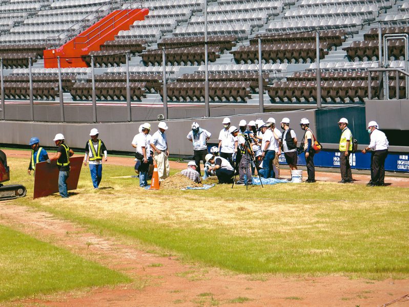 美國大聯盟MLB場務專家Chad Olsen昨天到新竹棒球場勘查，並展開挖洞、排水等檢測工作。記者張裕珍／攝影