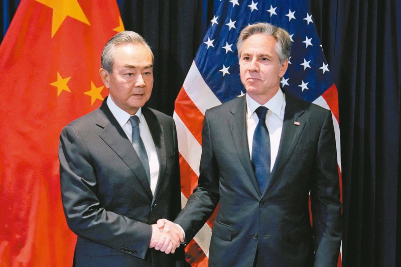 美國國務卿布林肯（右）和中共中央外事辦主任王毅（左）13日在東協外長會場邊進行雙邊會談。（路透）