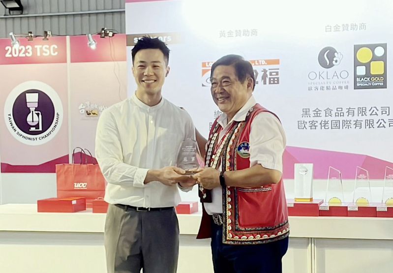 台灣「歐客佬」精品咖啡代表張維欣（左）奪下「世界盃虹吸壺大賽」台灣賽冠軍。圖／歐客佬提供