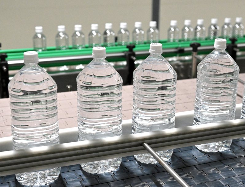 中國人在日本開始空殼公司爆買瓶裝水偽裝成香水出口賺取退稅。日本瓶裝水示意圖／路透