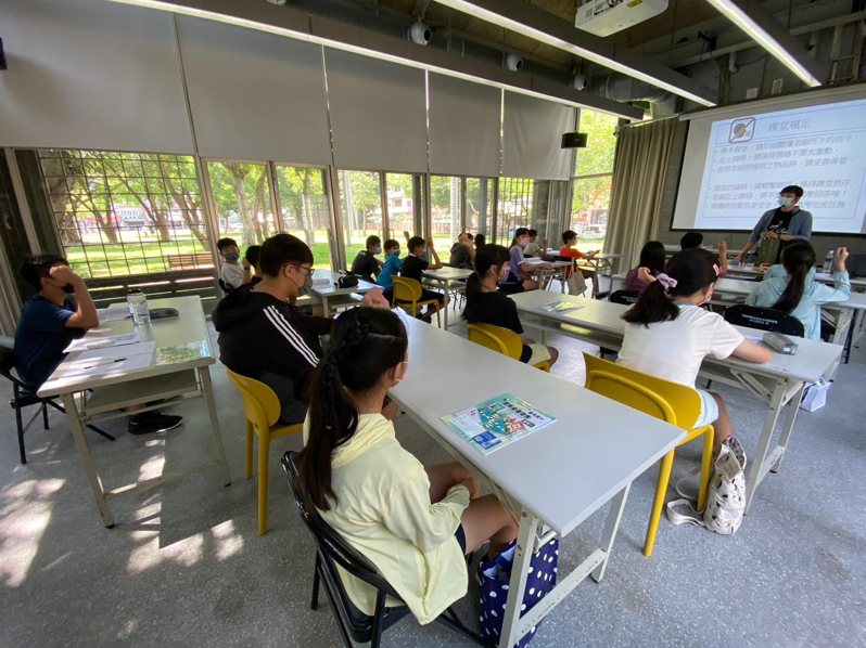 新竹市文化局日前在青少年圖書館舉行「在地特色」故事創意課程。圖／教育事業部提供