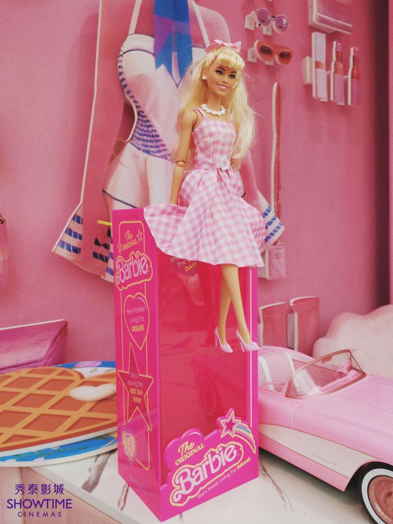【Barbie芭比豪華衣櫃 雙人爆桶套票】現正預售中。秀泰生活影城提供