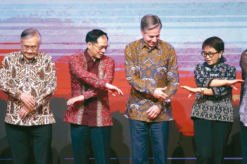 東協與美國的外長會議十四日在雅加達舉行，（由左至右）泰國外長、越南外長、美國國務卿布林肯、印尼外長會後穿上當地服飾合影。（歐新社）