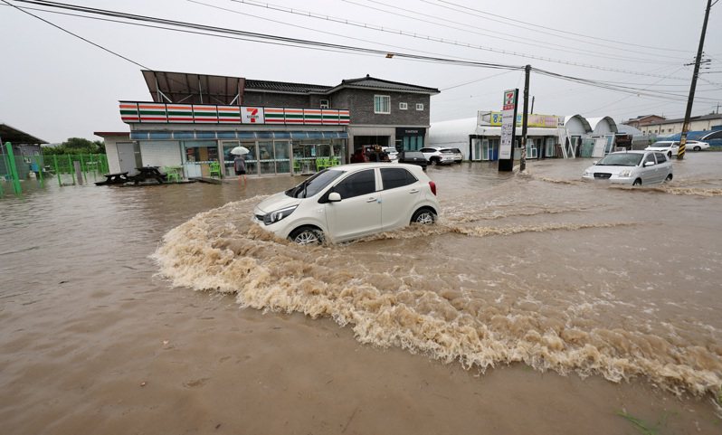 韓國暴雨導致山崩、水壩溢頂等災情，暴雨也迫使數百人撤離，目前災情已釀7死7傷3失蹤。 路透社