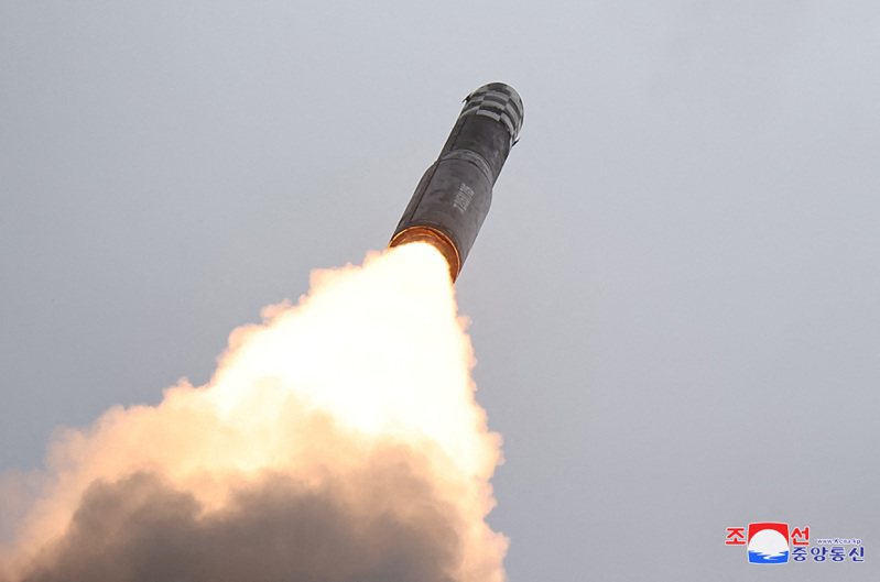 北韓12日發射洲際彈道飛彈（ICBM），飛行時間長達74分鐘，是歷年來最長紀錄。路透