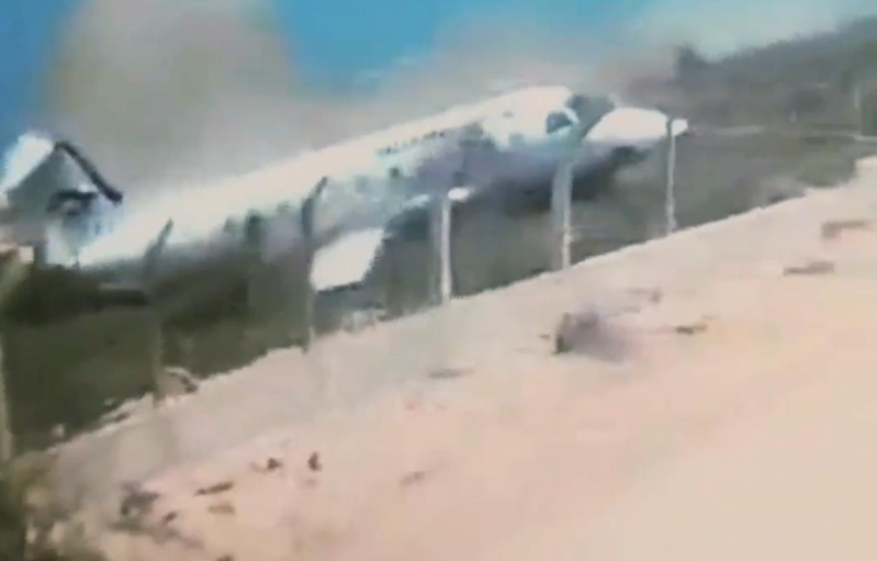 非洲索馬利亞的阿德國際機場（Aden Adde International Airport）11日驚傳飛機撞牆並斷成兩截的恐怖事故。截自推特影片