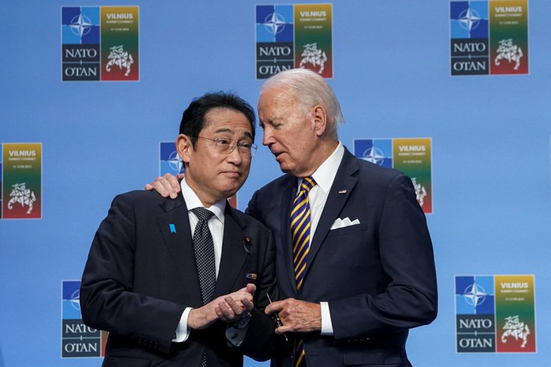 美國總統拜登（右）與日本首相岸田文雄十二日在北約峰會場邊密切互動。（路透）