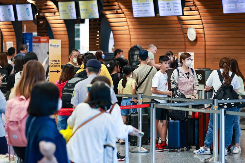 圖為出境旅客在地勤櫃台排隊報到。聯合報系資料照片／記者黃仲明攝影