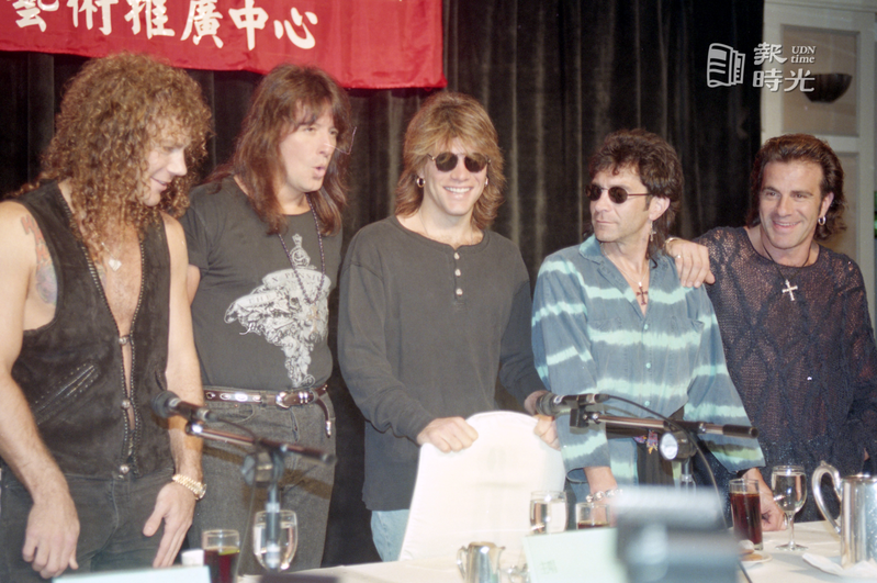 「邦喬飛」樂團將在台北市立體育場演出。成員在抵台後出席記者會，寶麗金並頒發白金唱片給他們。圖／聯合報系資料照（1993/09/22 徐兆玄攝影）