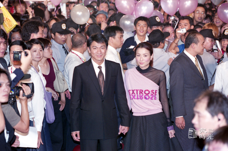 香港藝人劉德華（前排左）與鄭秀文（前排右）出席在台北西門町舉辦的「孤男寡女」電影首映會。圖／聯合報系資料照（2000/10/03　張桓誠攝影）