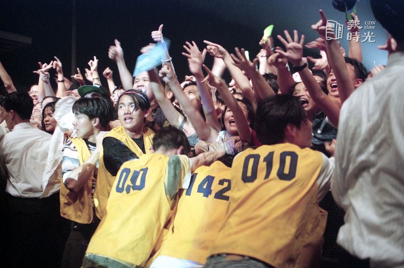 邦喬飛（Bon Jovi）樂團在台北市中山足球場舉辦演唱會。圖為台下歌迷。圖／聯合報系資料照（1995/04/28 本報記者攝影）