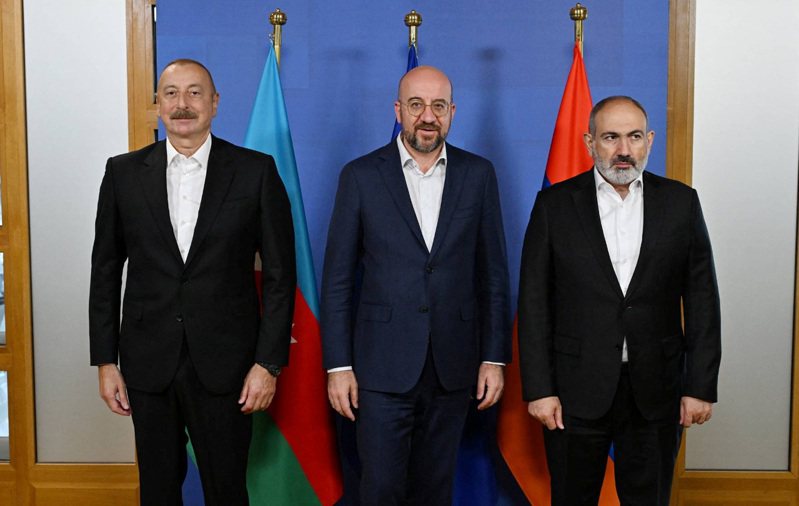 為了讓亞塞拜然和亞美尼亞超過30年的敵對劃上休止符，歐盟理事會主席米歇爾充當和事佬，找來亞塞拜然總統阿利耶夫與亞美尼亞總理帕辛揚，今天在布魯塞爾召開三方會談。路透