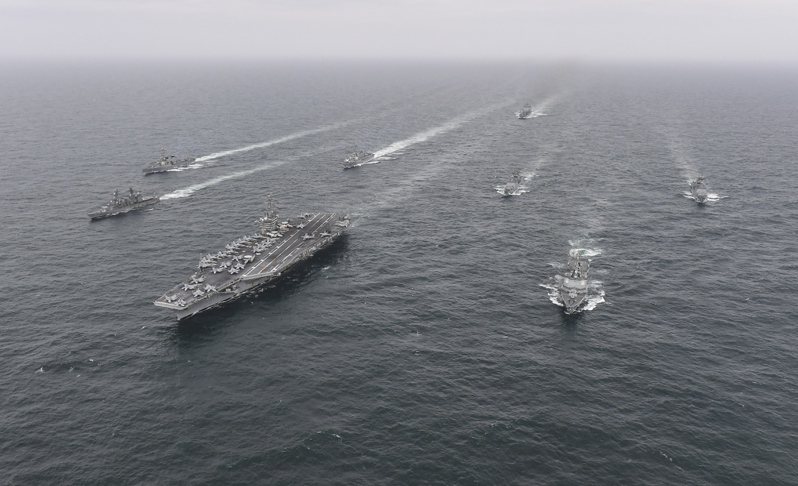 南韓海軍宣布，美日韓16日在東海國際水域舉行三方飛彈防禦演習。圖為美日韓今年4月舉行聯合軍演。歐新社