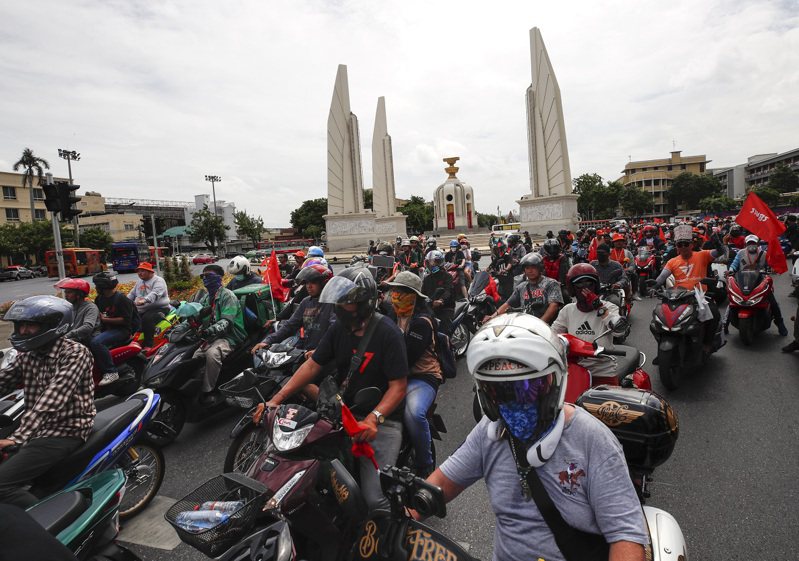 泰国「前进党」党魁皮塔的支持者，16日驾车涌上曼谷街头，唿吁不支持皮塔担任总理的参议员下台。欧新社(photo:UDN)